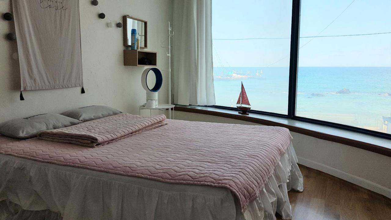 Seaside Sunrise Pension Донгхае Стая снимка